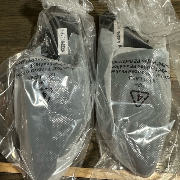 Steve Madden Black Suede Flats. Size 8. New With Tags - Picture 3 of 4